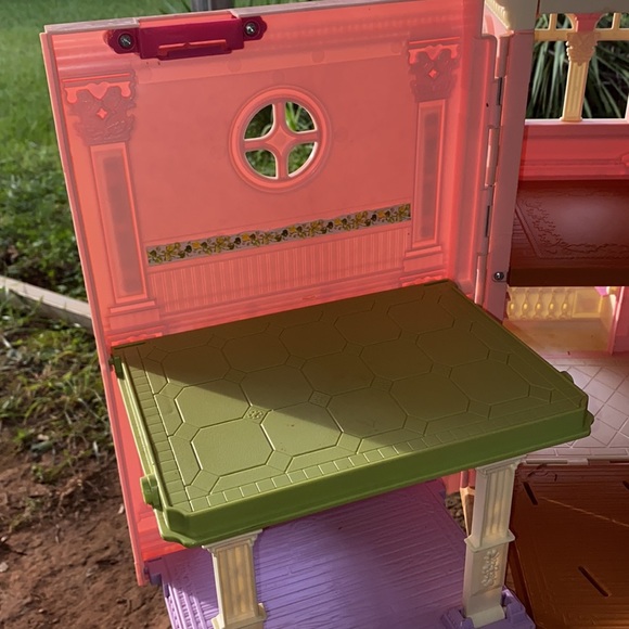 Fisher Price Loving Family Victorian Dollhouse Four Stories - Picture 4 of 11